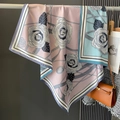 Foulard en soie vintage pour femme avec motif de camélia et chaînes dorées - Bleu Rose