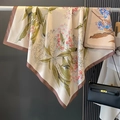 Elegante foulard in raso di seta color champagne con raffinati motivi floreali blu - Rosa Chiaro