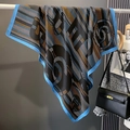 Dettaglio della sciarpa in raso a quadri con stampe di lettere e bordi blu acceso - 90*90cm / Nero