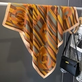 Sciarpa appesa con motivo geometrico in marrone e giallo senape con elegante trama in seta - 90*90cm / Cachi