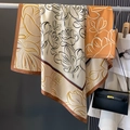Elegante foulard retrò in seta beige con motivo floreale e bordo arancione in studio - Stile grande sciarpa quadrata / HS-22-Beige Cachi
