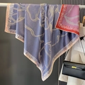 Dettaglio del foulard di seta con stampe geometriche blu viola e sottili bordi a frange - 90*90cm / Rosa Porpora