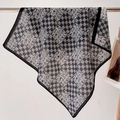 Eleganter schwarz-weißer karierter quadratischer Schal mit Vintage-Blumenmuster und schwarzen Kanten - Schwarzweiß-Schachbrett-Vintage-Blumenstil / Schwarz und Grau