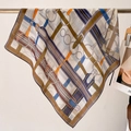 Zijden vierkante sjaal in contrastkleuren met klassieke riem- en ruitersportprint op wit - Beige geometrische hippische stijl (FW-64-米色) / 68cmx68cm