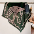 Foulard en soie vert foncé avec motifs de chaînes roses suspendu sur un cintre - 68*68cm / Vert clair