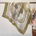 Detail eines eleganten elfenbeinfarbenen Halstuchs mit olivgrünem Rand und Trensenmustern - 68*68cm / Grüne Kante
