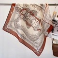 Detailansicht eines Seidenquadrats mit Vintage-Reiterdruck und feinen Rollkanten - 68*68cm / Dunkelroter Rand