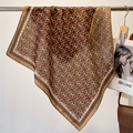 Détail du foulard en soie marron avec motif mors géométrique et bordure contrastante élégante - Marron