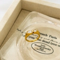 Makroaufnahme des 18K vergoldeten Rings mit Zirkonia in Marquise- und Herzform - US 6 / Doppelstein Offener Stil