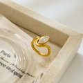 Detail eines 18K vergoldeten Marquise-Zirkonia-Rings mit elegantem Wellendesign - US 6 / Marquise Zirkonia
