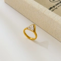 Detail eines 18K vergoldeten Titanrings mit einem klaren Zirkonstein im Dreiecksschliff - US 6 / Dreieck Zirkonia Stil