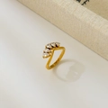 Nahaufnahme eines 18K vergoldeten V-Rings mit fünf fächerförmigen Zirkonia-Steinen - US 6 / Fünf Wassertropfen V-Form Stil