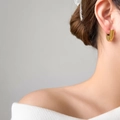 Orecchini a cerchio dorati a forma di U dal design geometrico minimalista indossati - Forma a U Piatta