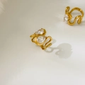 Macro-opname van de 18K vergulde gedraaide ring met twee sprankelende peergeslepen zirkoon - US 6 / Dubbele Waterdruppel Zirkonia