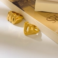 Bagues chic en titane plaqué or 18K avec lettre NO évidée et design de vague abstrait - US 6 / Forme rainure en U