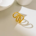 Dettaglio anello a cuore cavo placcato oro 18K con design a spirale e onde fluide - US 6 / Stile Doppia Onda U