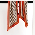 Elegante foulard sottile in seta con stampa geometrica e bordo arancione vivace - 21x144cm / Bordo Arancione (toni rossi)