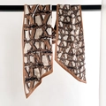 Elegante sciarpa lunga con stampa di lettere in caramello e nero, effetto cotone-lino - Lettera Cachi