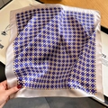 Elegante pañuelo de seda con patrón geométrico morado sobre fondo de revista de moda - Morado