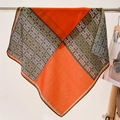 Dettaglio di un foulard in raso con motivi geometrici G arancioni e verdi e seta lucida - 68*68cm / Grigio Arancione (FW-41-)