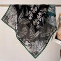 Élégant foulard en soie à fleurs avec bordures vertes suspendu sur métal - 68x68cm / Imprimé Botanique Noir
