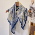 Vintage Seidenschal mit blau-gelbem Ölgemälde-Print auf einem weißen Kleid - Blau