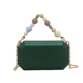 Bolso caja geométrico verde oscuro con asa de cuentas y correa de cadena en color oro - Verde