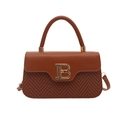 Borsa patchwork marrone con trama a spina di pesce e chiusura dorata logo B - Marrone