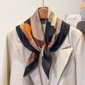 Seidenschal im Vintage-Ölgemälde-Stil mit geometrischem Muster an einem Blazer gebunden - Natur Mit Schwarz Kante