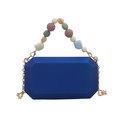 Bolso clutch geométrico de acrílico azul oscuro con asa de cuentas y cadena dorada - Azul