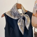 Künstlerisches Retro-Seidentuch mit geometrischem Druck und beige-blauen abstrakten Ringen - Blaugrau