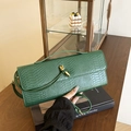 Pochette verte à motif serpent avec boucle nœud dorée et fine bandoulière en cuir - Vert
