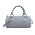 Sac cylindrique chic bleu-gris avec détails dorés et bandoulière réglable sur fond blanc - Bleu