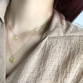 Collana a doppio strato dorata da donna con ciondoli rotondi martellati su catenine delicate - Doppio Disco Tondo (XL039) / Oro