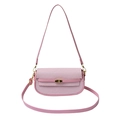 Bolso bandolera rosa minimalista con solapa geométrica y cierre giratorio metálico - Rosa