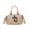 Bolso bandolera de cuero granulado beige con un gran dije de cruz gótica en metal negro - Caqui