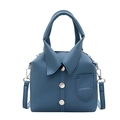 Kreative graublaue Handtasche im Hemd-Design aus Leder mit Silberknöpfen und Gurt - Blau
