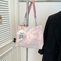 Witte canvas draagtas met roze graffiti-patronen en een pluche wolkenhanger - Roze (Met Hanger)
