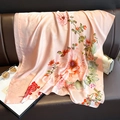 Elegante sciarpa in seta con stampa di peonie e nuvole tradizionali su base pesca - 90*180cm / Rosa