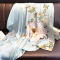Dettaglio di sciarpa in seta azzurra con motivo floreale drappeggiata sul divano - 90*180cm / Azzurro
