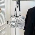 Witte graffiti canvas tote bag met kattenprints en pluche wolk vormige sleutelhanger - Wit (Met Hanger)