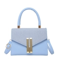 Minimalistische lichtblauwe crossbody tas met textuurmix en gouden metalen slot - Blauw
