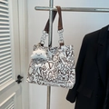 Witte canvas draagtas met bruine graffiti-prints en ketting schouderband - Bruin (Met Hanger)