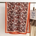 Detail van vintage paisley sjaal met zijdeachtige textuur en oranje rand - Rood