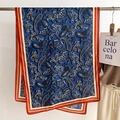 Detailopname van zijden textuur met donkerblauwe paisley-print en oranje bies - Marineblauw