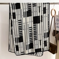 Dettaglio di sciarpa in seta con motivo geometrico nero e bianco a scacchi chic - 66*178cm / Nero & Bianco