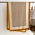 Gros plan d'un foulard en soie pied-de-poule avec bordure marron rétro sur cintre en métal - 66*178cm / Pied-de-poule marron et blanc avec bordure jaune rétro (FSM-24-Jaune)