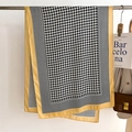 Détail d'une écharpe pied-de-poule avec bordures jaune gingembre et texture soie - 66*178cm / Pied-de-poule noir et blanc avec bordure jaune (FSM-24-Noir)