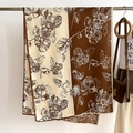 Detail eines zweifarbigen Pashmina-Schals mit beigen und braunen floralen Mustern - Kaffeebraun / 66*178cm