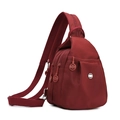 Mini borsa a tracolla in nylon bordeaux con tre scomparti a zip e tracolla regolabile - Bordeaux